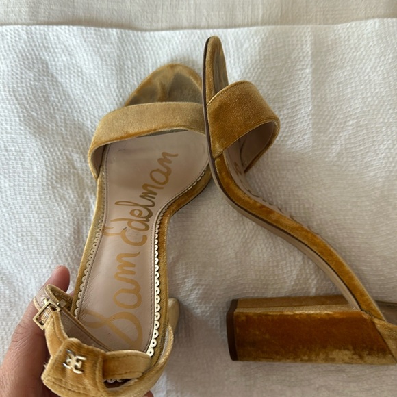 Yellow velvet heels - Picture 1 of 5